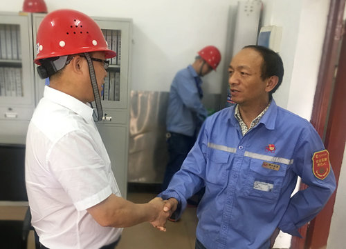 王大真到宜都園區(qū)、股份公司看望慰問基層黨員(圖1)