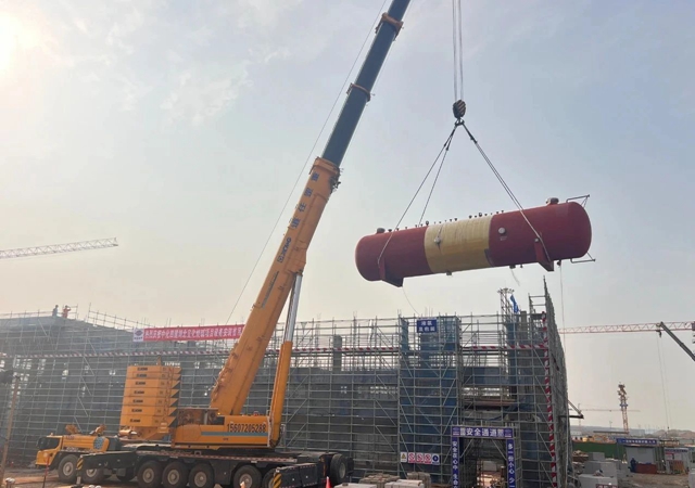 首臺(tái)大型設(shè)備“落戶”，氯堿新能源項(xiàng)目吹響工程設(shè)備安裝新號(hào)角！(圖1)